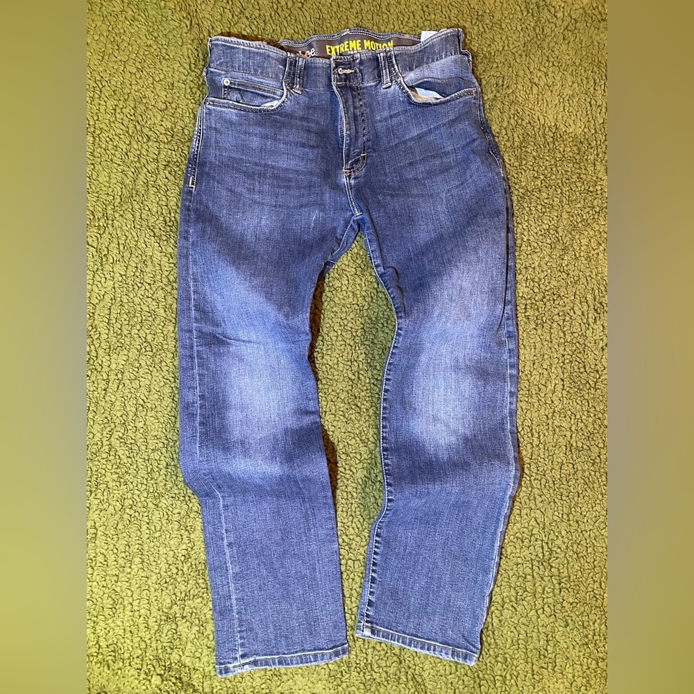 MEN'S EXTREME MOTION STRAIGHT FIT TAPERED LEG JEAN IN MAYDAY